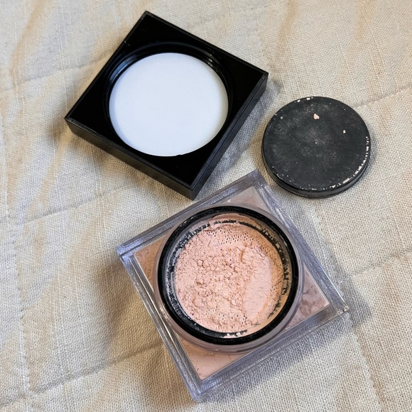 HUDA BEAUTY Other - Huda Beauty Peach Pie loose setting powder